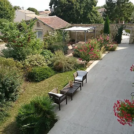 A Fleur Des Champs לינה וארוחת בוקר